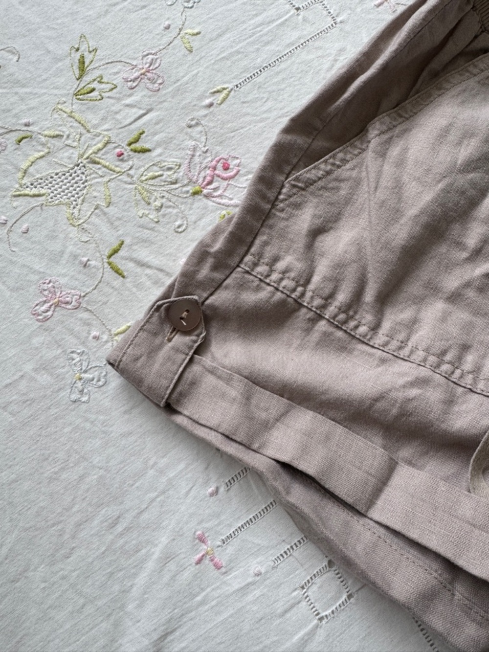 Banana Republic Taupe Beige Elastic-Waist Cargo Shorts - Picture 3 of 5